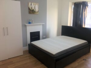 Room to rent – Queen Annes Gardens