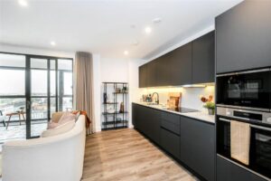 2 BedRoom – 8 Station Rd,  CR0 2YT